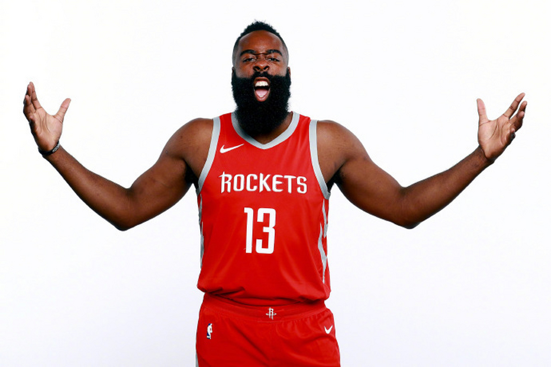 西媒：阿隆索拒绝为维尼提供保护，似在还击后者对他的不敬（西媒：阿隆索拒为维尼出头，被解读为对其不敬的回应）