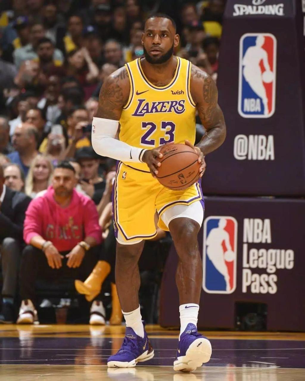 拉菲尼亚：我希望在巴萨退役；最大的奢侈是给家人买房子（拉菲尼亚：愿在巴萨挂靴，最奢侈的是为家人置房）