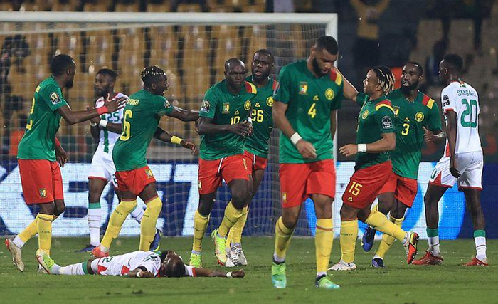 对飚上了！鲍尔再送布里奇斯空接暴扣 回头送邓罗3+1&个人五犯（互飙升级！鲍尔喂饼布里奇斯空接炸筐，随后送邓罗3+1并背上五犯）