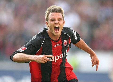 莱万多夫斯基在巴萨的点球表现：从辉煌到困惑（莱万多夫斯基在巴萨的点球轨迹：由高光到迷失）