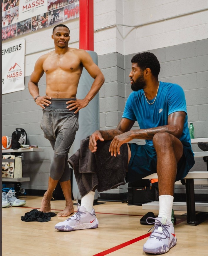 中超俱乐部欠薪问题严峻，准入审核难度大，职业化进程仍不完善。（中超俱乐部欠薪普遍，准入门槛提升，职业化建设仍待完善）