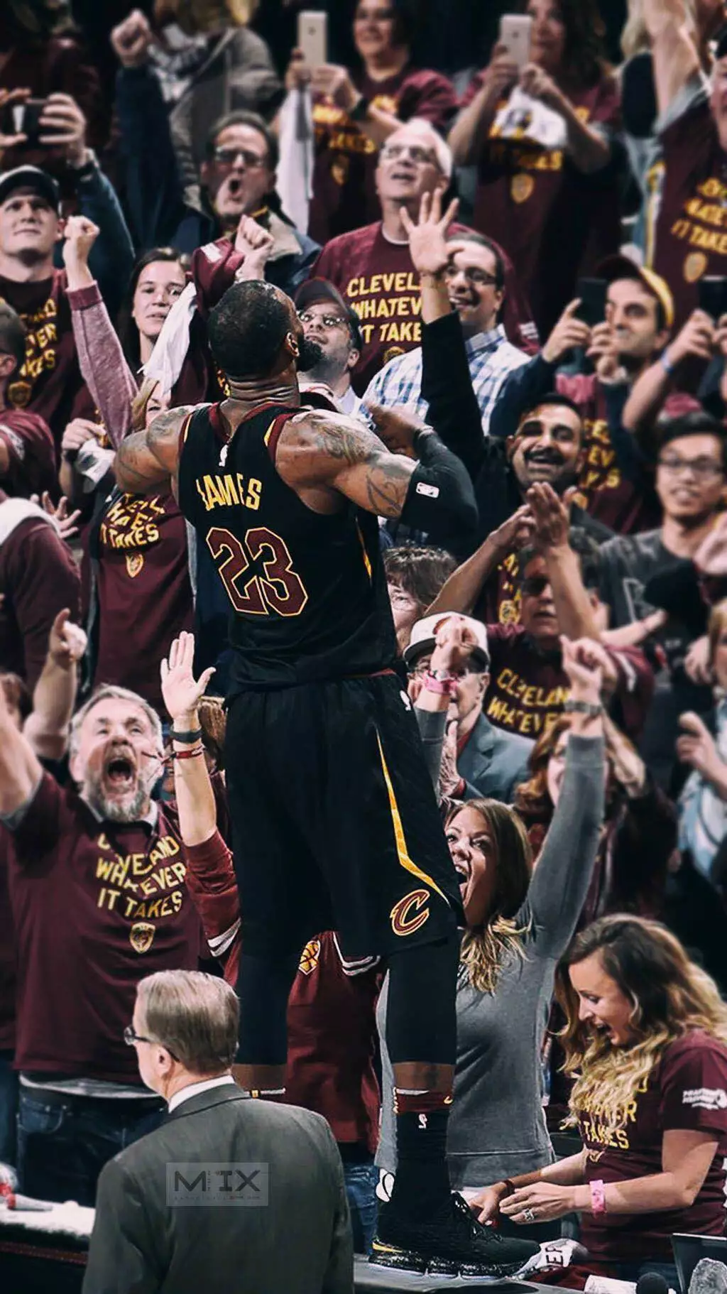 扣爽了！洛夫顿半场4中3得到9分4篮板3助攻（状态火热！洛夫顿半场4投3中，拿下9分4板3助）